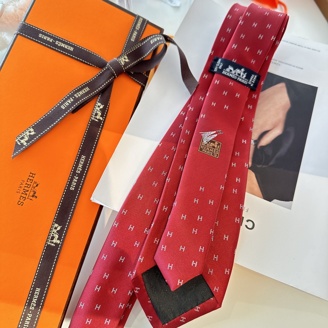 特价特 爱马仕男士新款领带系列👔👔，稀有H家每年都有一千条不同印花的领带面世，从最初的多以几何图案表现骑