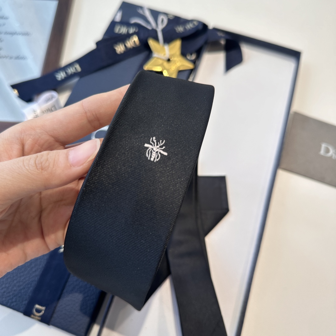 特价特 爆款到👏👏Do家新款领带  👔👔Dior男士【D家LOGO系列领带】，稀有😻😻展现精湛手工与时尚