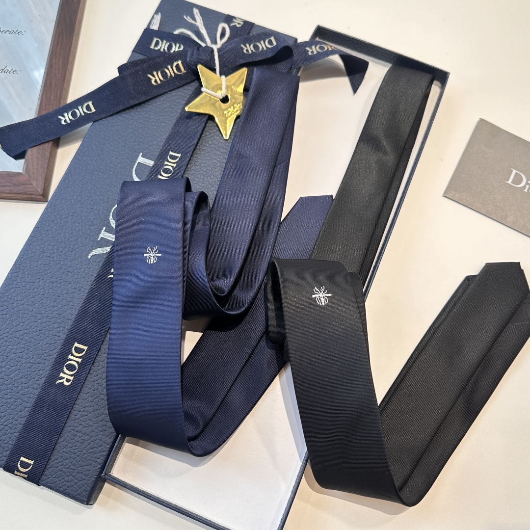 特价特 爆款到👏👏Do家新款领带  👔👔Dior男士【D家LOGO系列领带】，稀有😻😻展现精湛手工与时尚