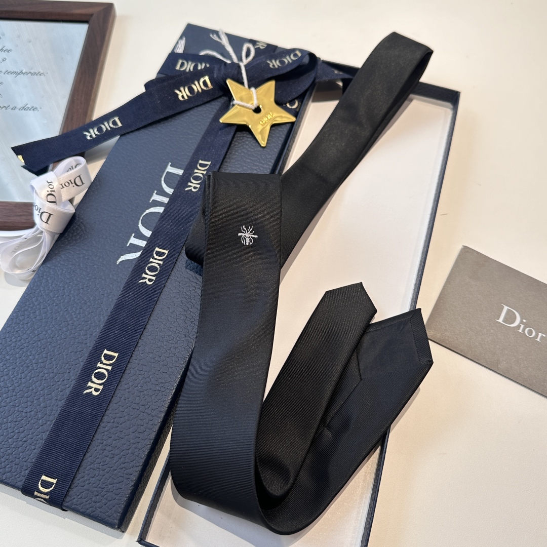 特价特 爆款到👏👏Do家新款领带  👔👔Dior男士【D家LOGO系列领带】，稀有😻😻展现精湛手工与时尚