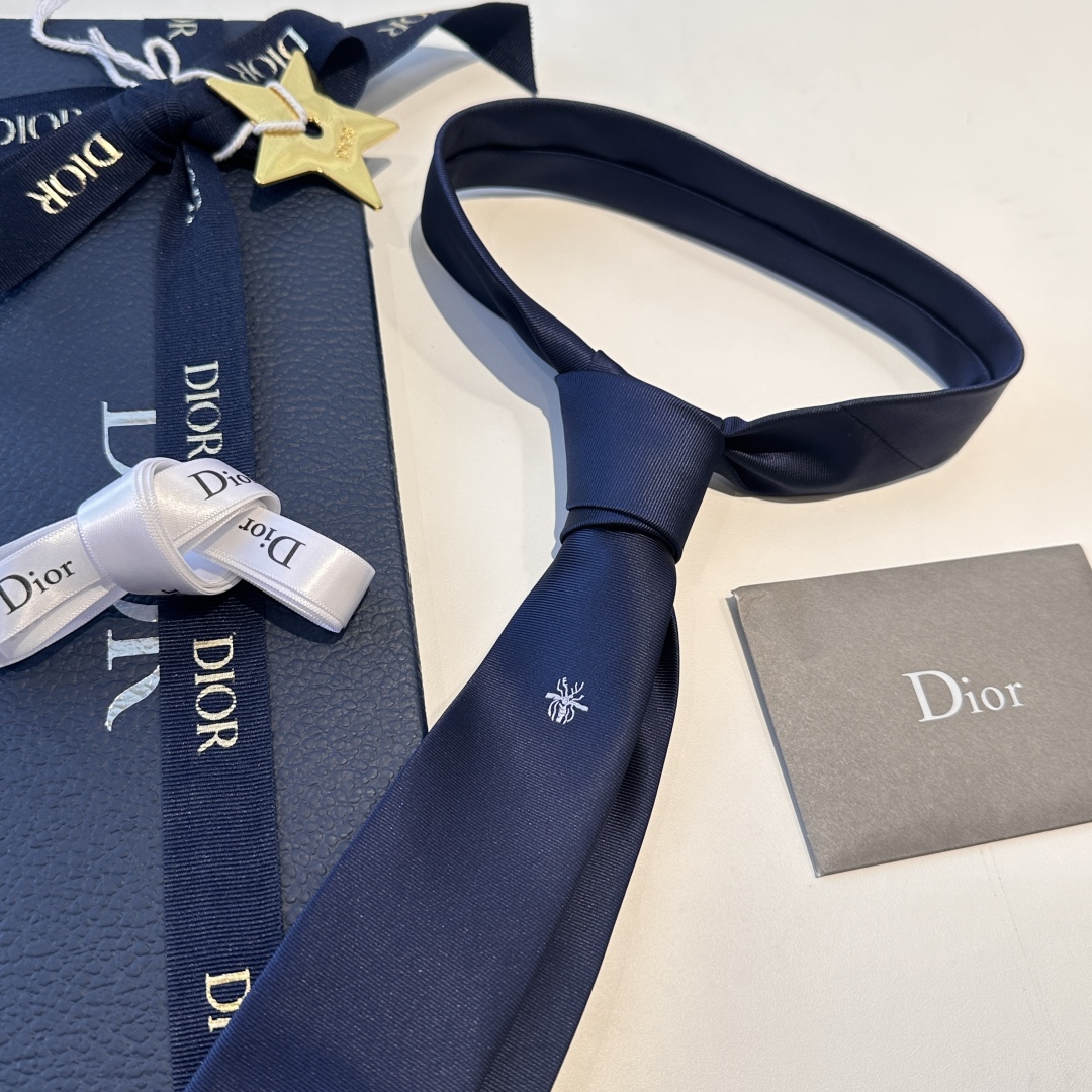 特价特 爆款到👏👏Do家新款领带  👔👔Dior男士【D家LOGO系列领带】，稀有😻😻展现精湛手工与时尚