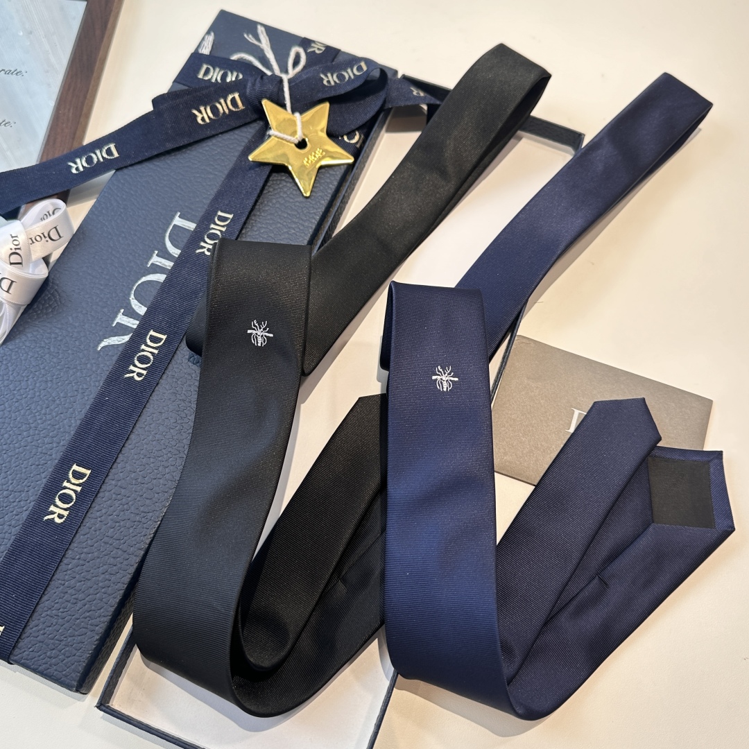 特价特 爆款到👏👏Do家新款领带  👔👔Dior男士【D家LOGO系列领带】，稀有😻😻展现精湛手工与时尚