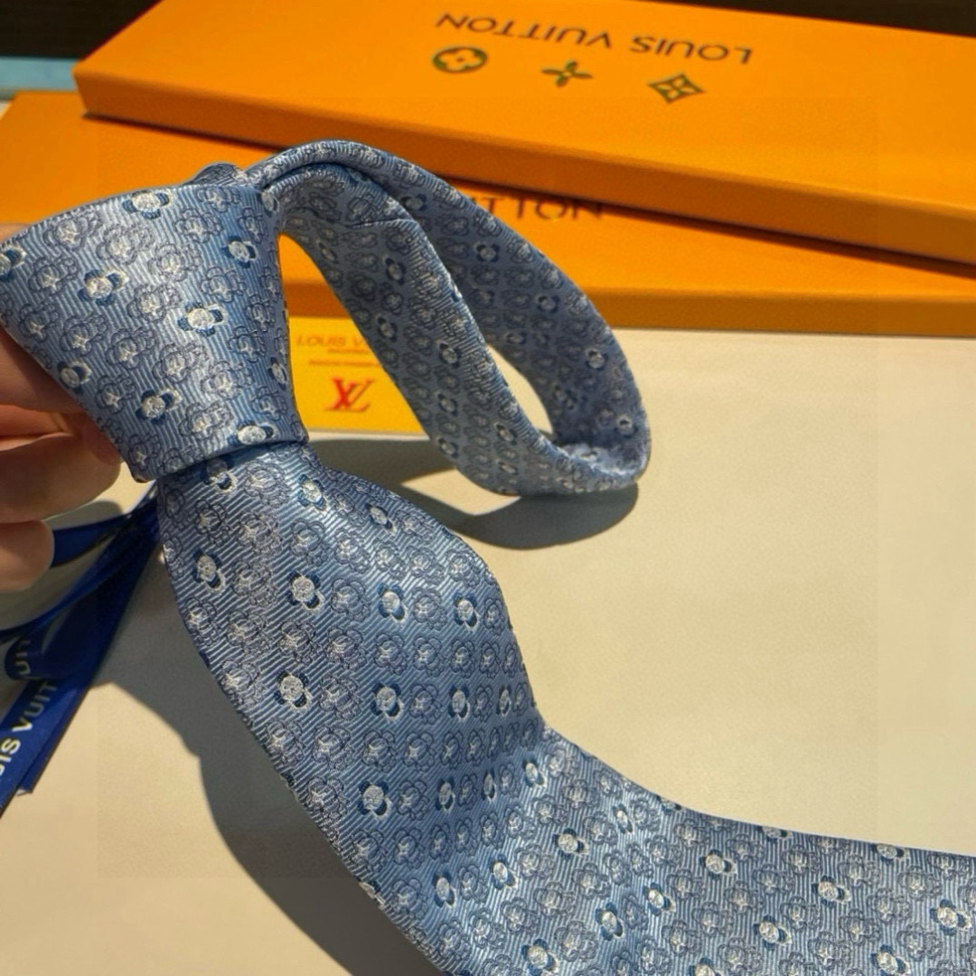 特价👏👏专柜同歩👔👔精致的小Logo提花，低调奢华大气的配色，这款领带将Lv标志性的Damier图案以同