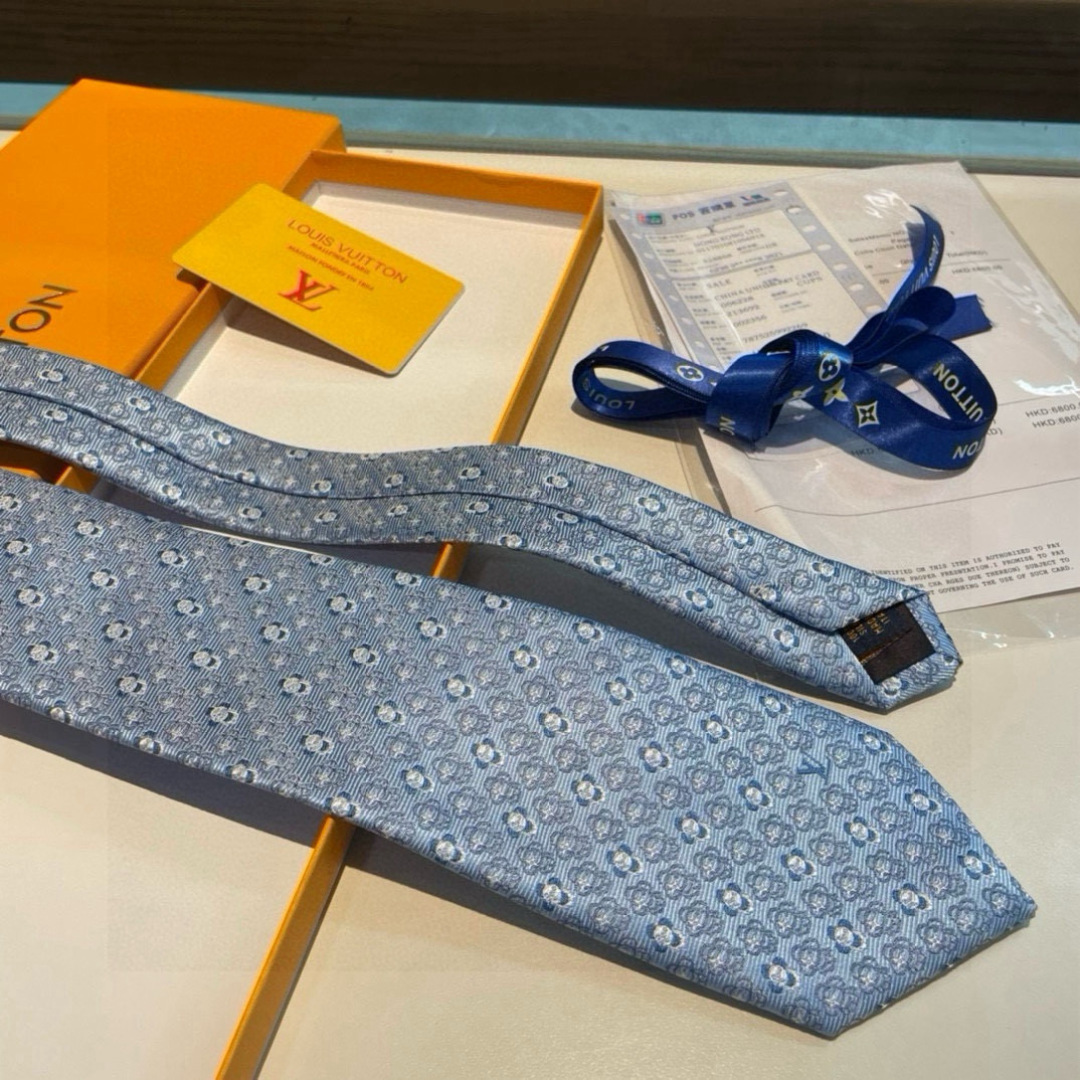 特价👏👏专柜同歩👔👔精致的小Logo提花，低调奢华大气的配色，这款领带将Lv标志性的Damier图案以同