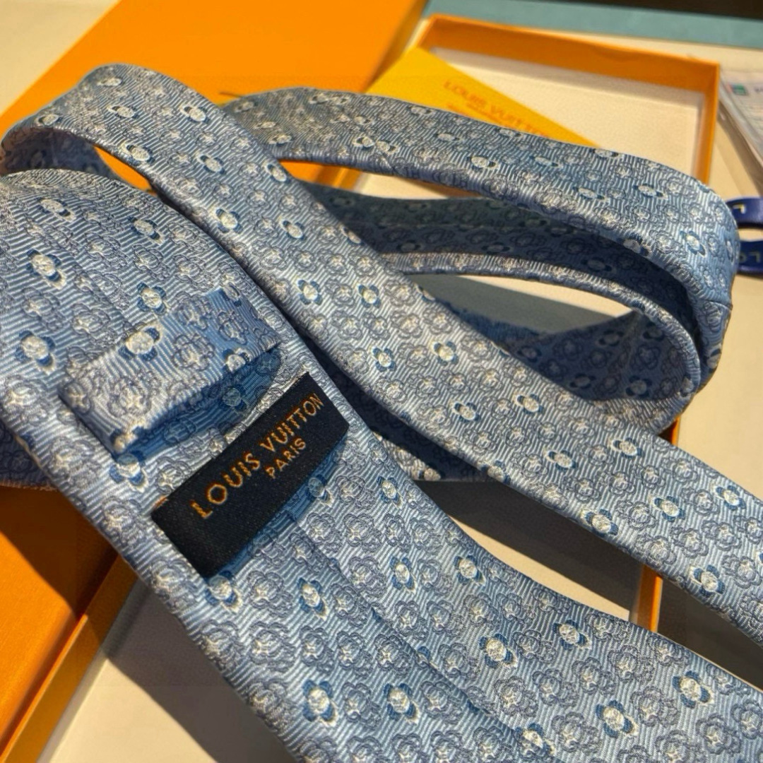特价👏👏专柜同歩👔👔精致的小Logo提花，低调奢华大气的配色，这款领带将Lv标志性的Damier图案以同
