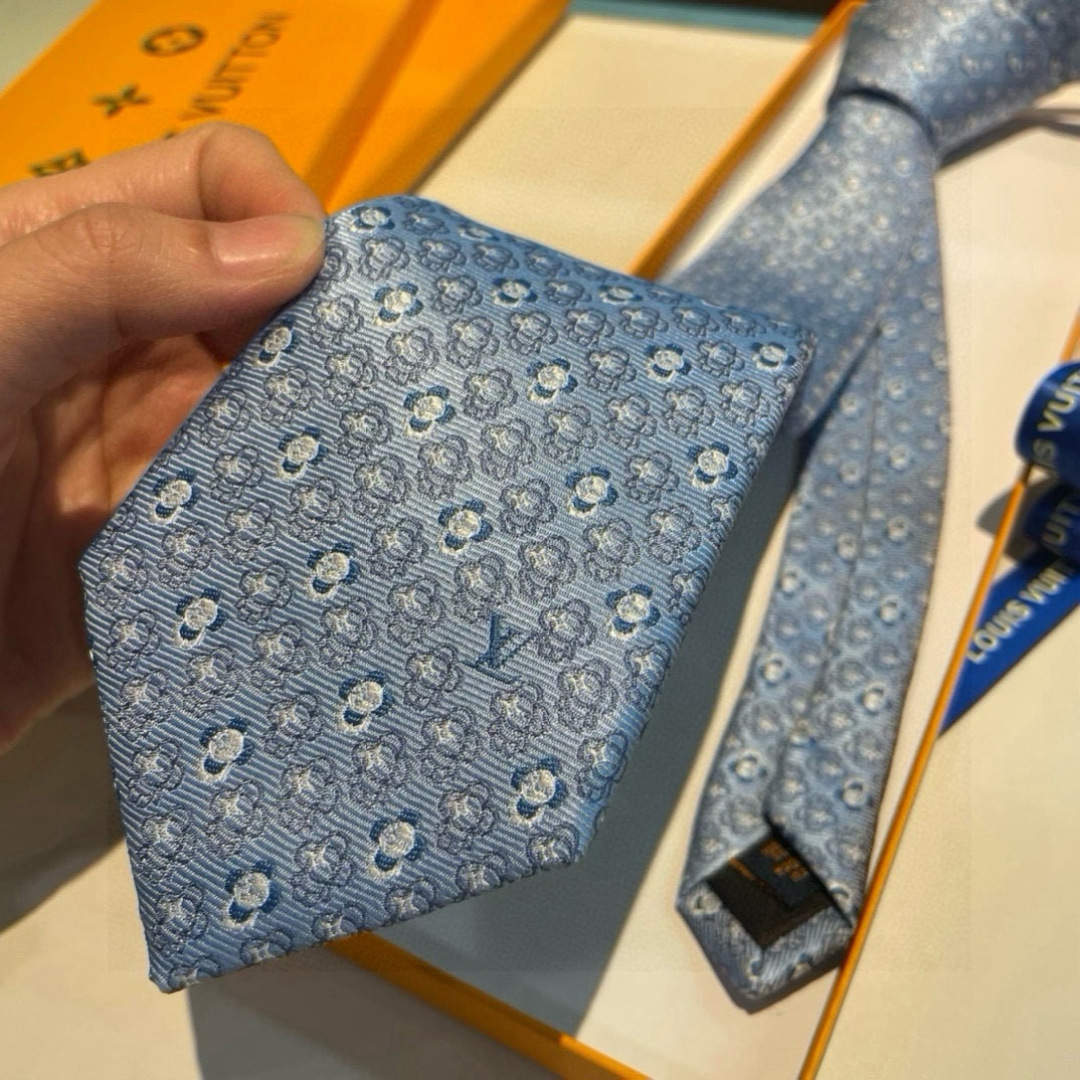 特价👏👏专柜同歩👔👔精致的小Logo提花，低调奢华大气的配色，这款领带将Lv标志性的Damier图案以同