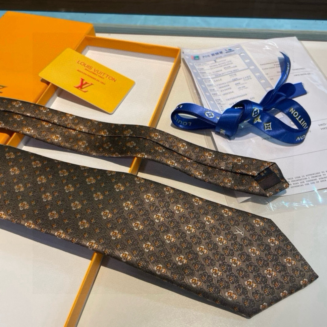 特价👏👏专柜同歩👔👔精致的小Logo提花，低调奢华大气的配色，这款领带将Lv标志性的Damier图案以同