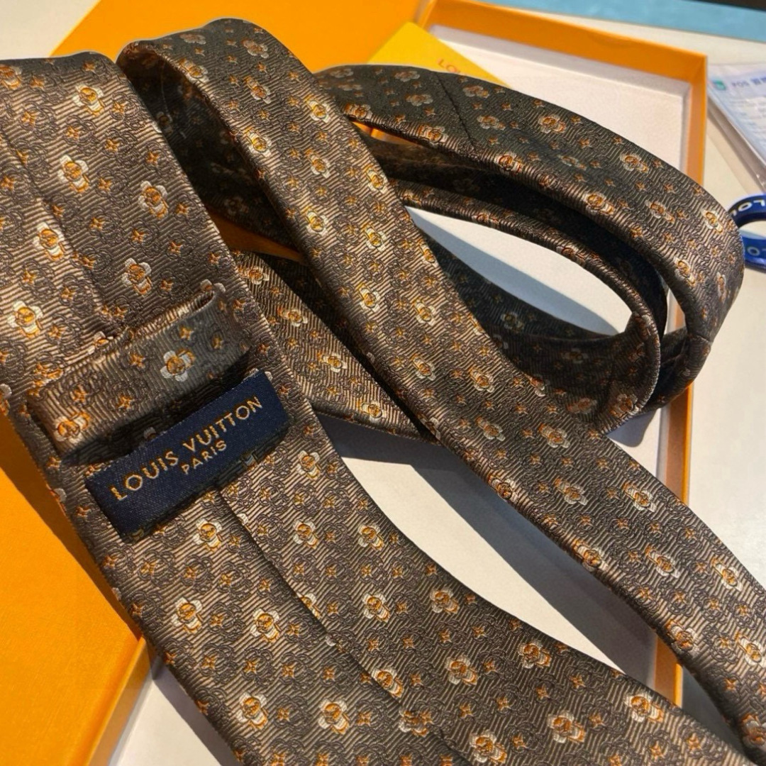 特价👏👏专柜同歩👔👔精致的小Logo提花，低调奢华大气的配色，这款领带将Lv标志性的Damier图案以同
