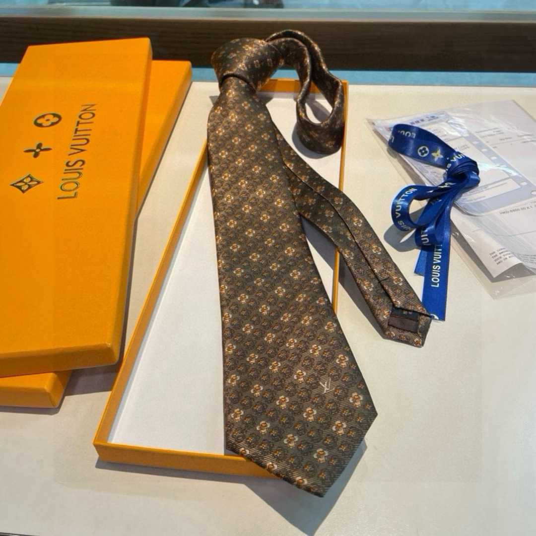 特价👏👏专柜同歩👔👔精致的小Logo提花，低调奢华大气的配色，这款领带将Lv标志性的Damier图案以同
