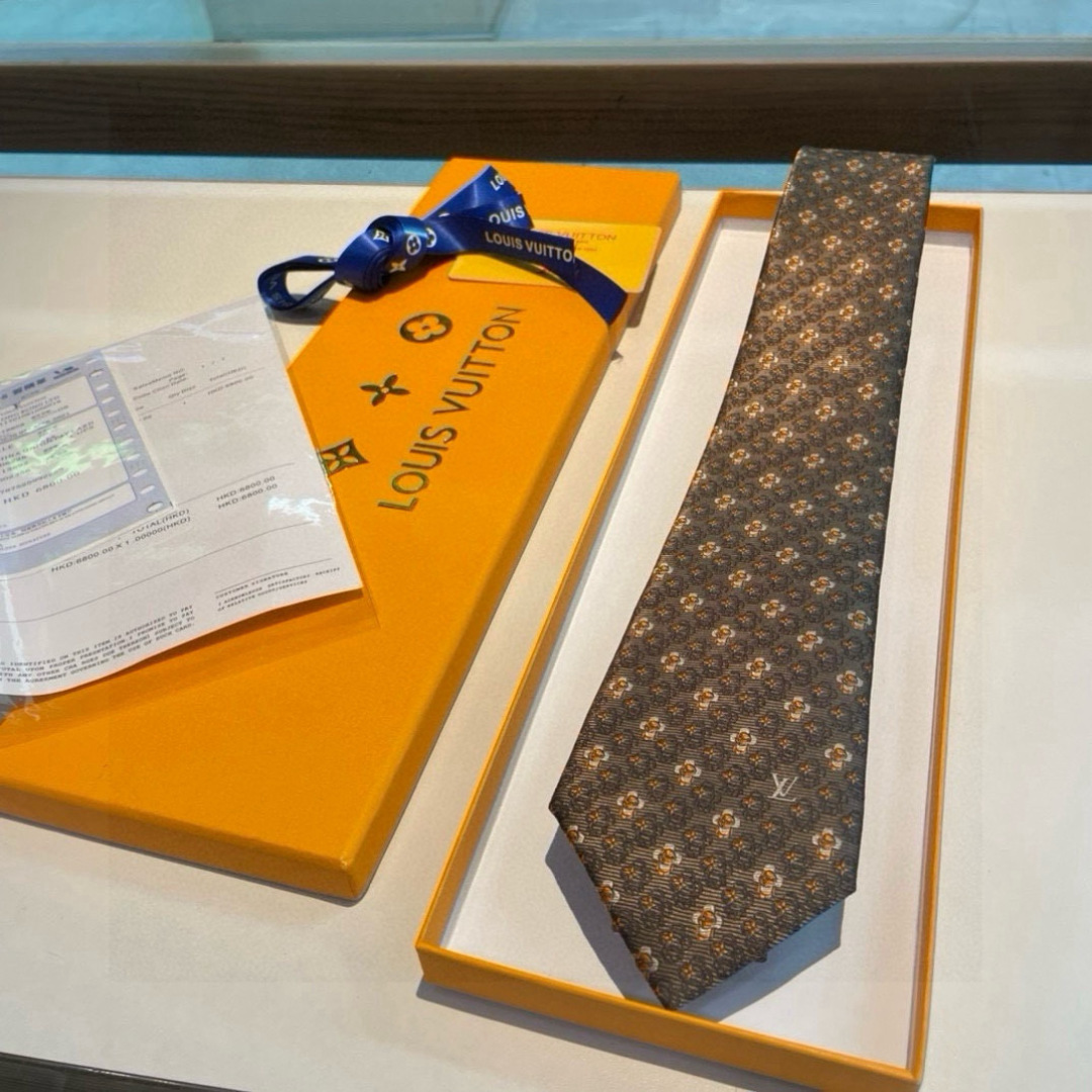 特价👏👏专柜同歩👔👔精致的小Logo提花，低调奢华大气的配色，这款领带将Lv标志性的Damier图案以同