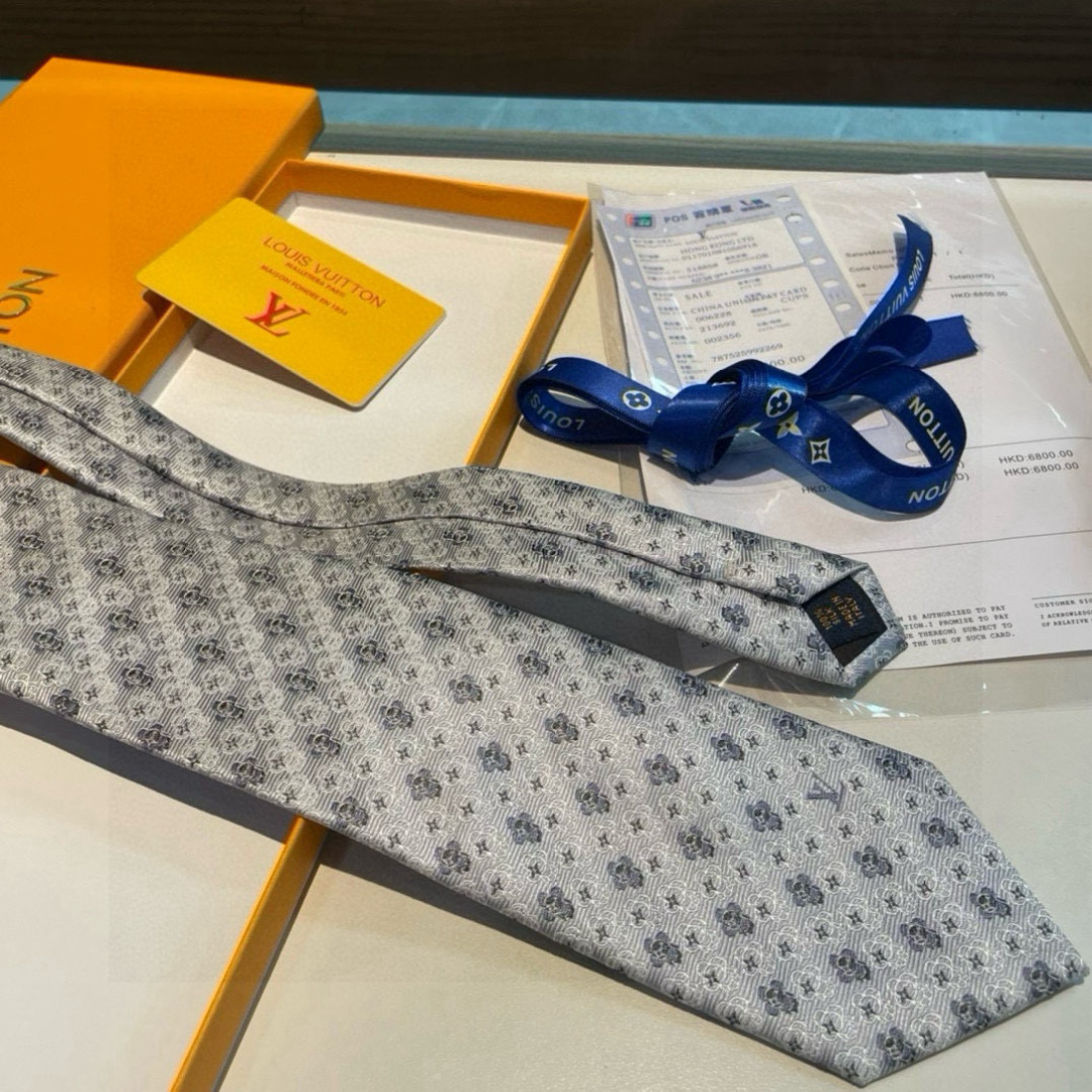 特价👏👏专柜同歩👔👔精致的小Logo提花，低调奢华大气的配色，这款领带将Lv标志性的Damier图案以同