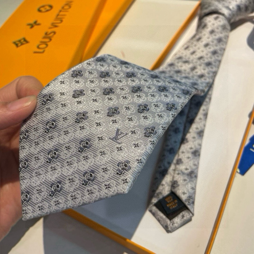 特价👏👏专柜同歩👔👔精致的小Logo提花，低调奢华大气的配色，这款领带将Lv标志性的Damier图案以同