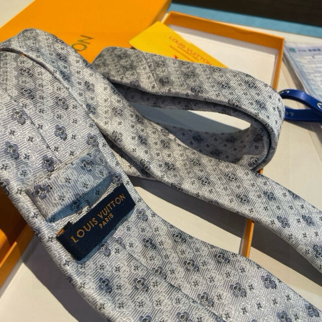 特价👏👏专柜同歩👔👔精致的小Logo提花，低调奢华大气的配色，这款领带将Lv标志性的Damier图案以同