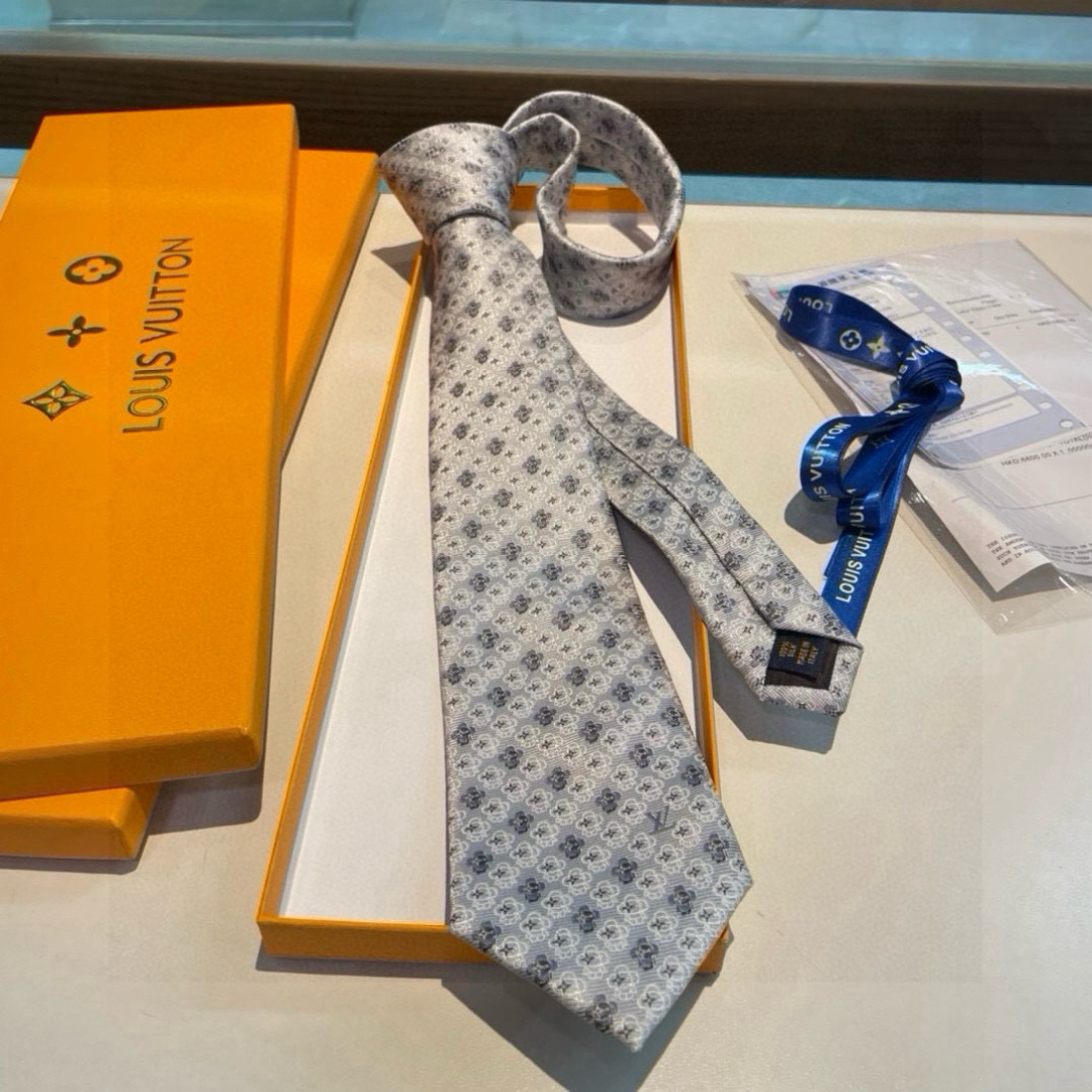 特价👏👏专柜同歩👔👔精致的小Logo提花，低调奢华大气的配色，这款领带将Lv标志性的Damier图案以同