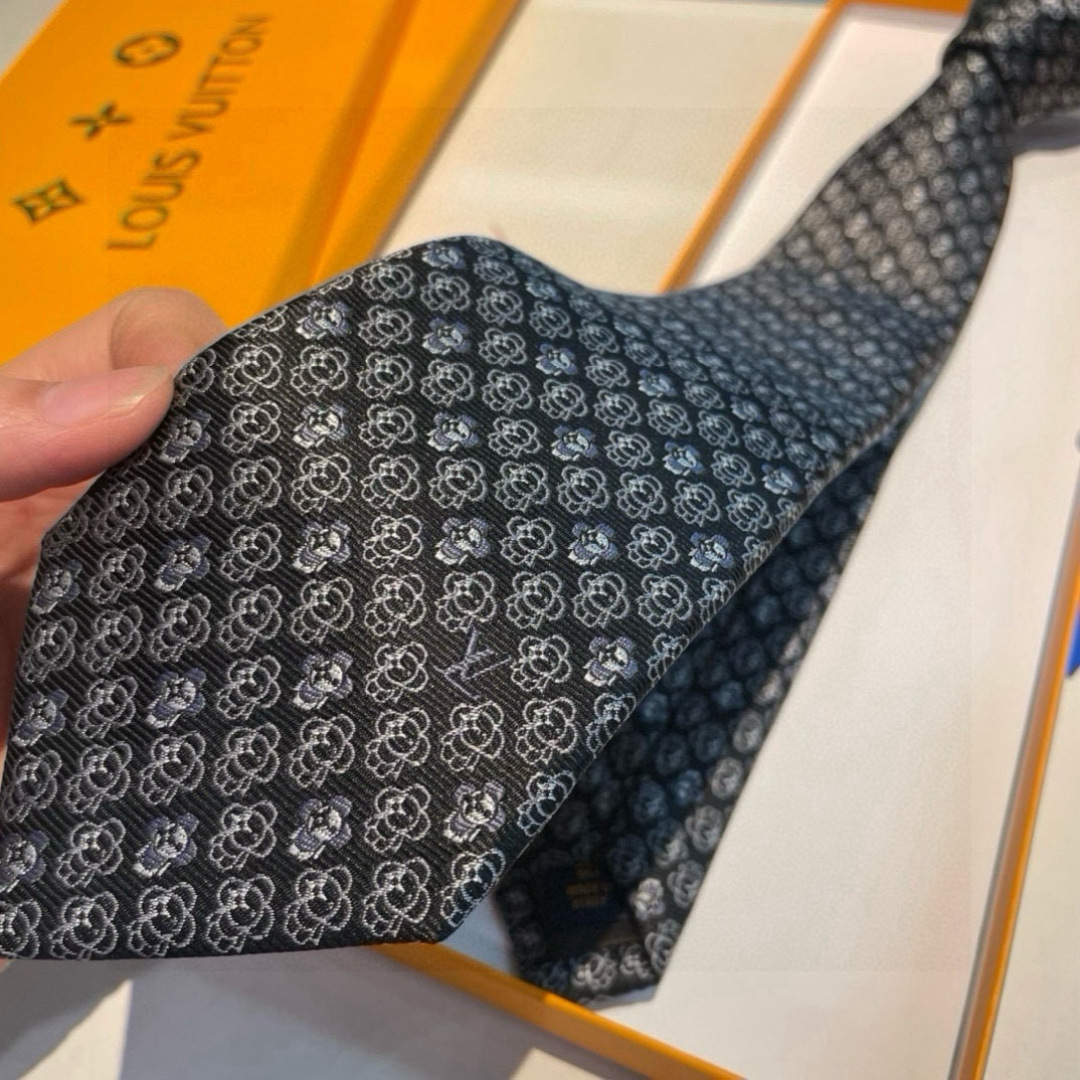 特价👏👏专柜同歩👔👔精致的小Logo提花，低调奢华大气的配色，这款领带将Lv标志性的Damier图案以同
