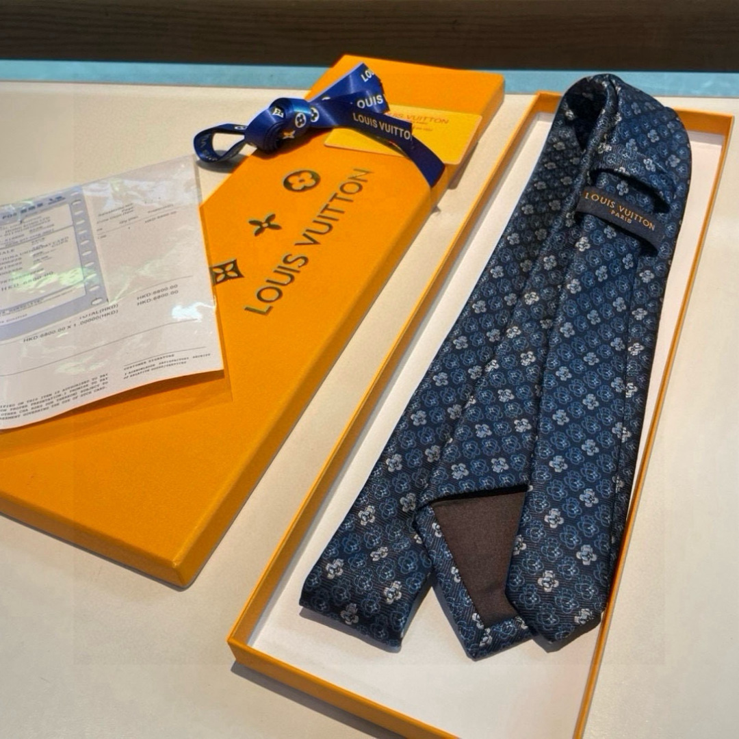 特价👏👏专柜同歩👔👔精致的小Logo提花，低调奢华大气的配色，这款领带将Lv标志性的Damier图案以同