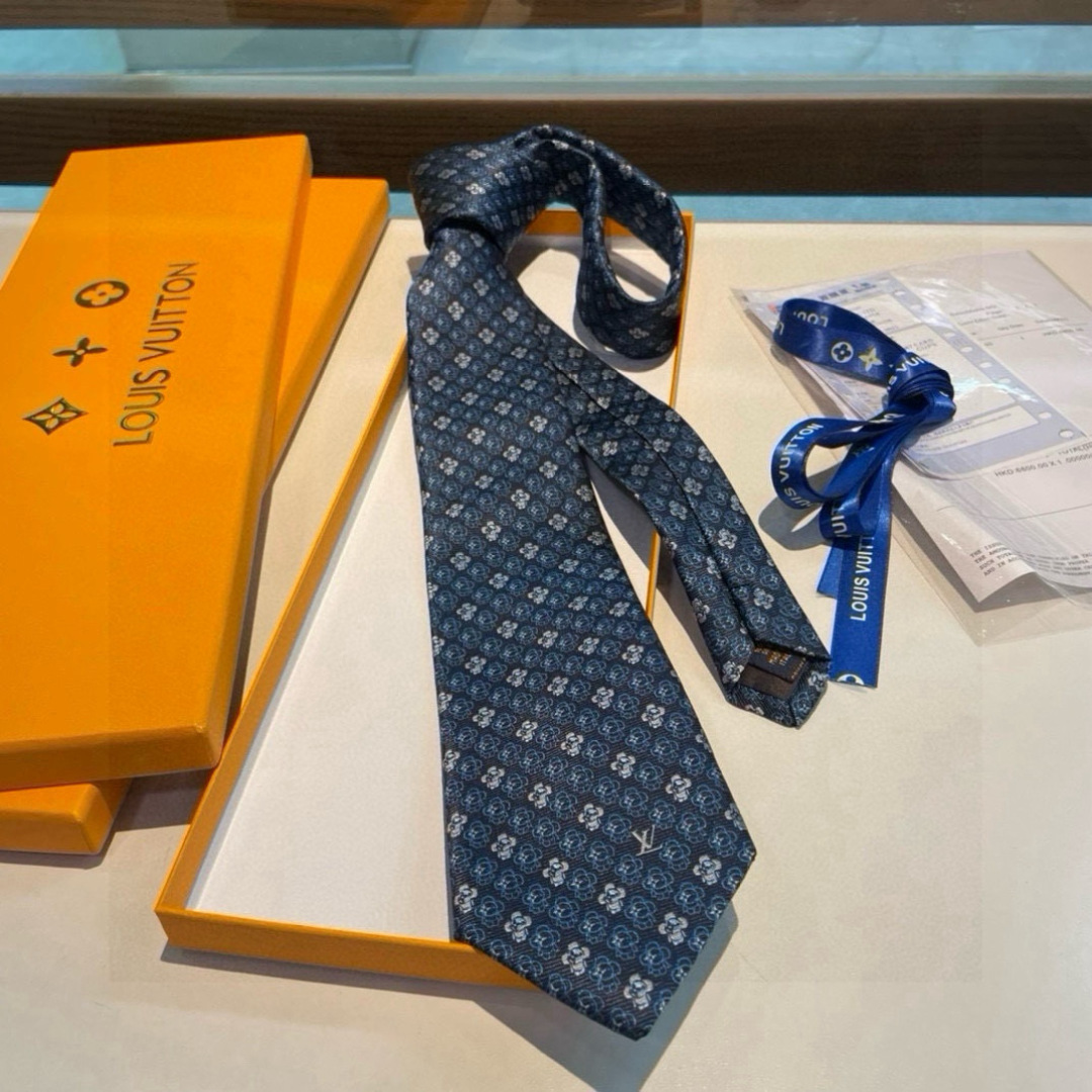 特价👏👏专柜同歩👔👔精致的小Logo提花，低调奢华大气的配色，这款领带将Lv标志性的Damier图案以同