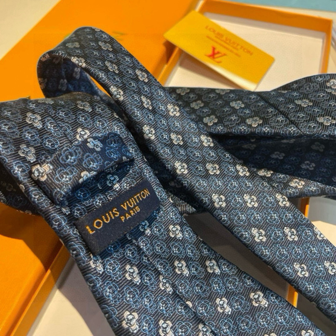 特价👏👏专柜同歩👔👔精致的小Logo提花，低调奢华大气的配色，这款领带将Lv标志性的Damier图案以同
