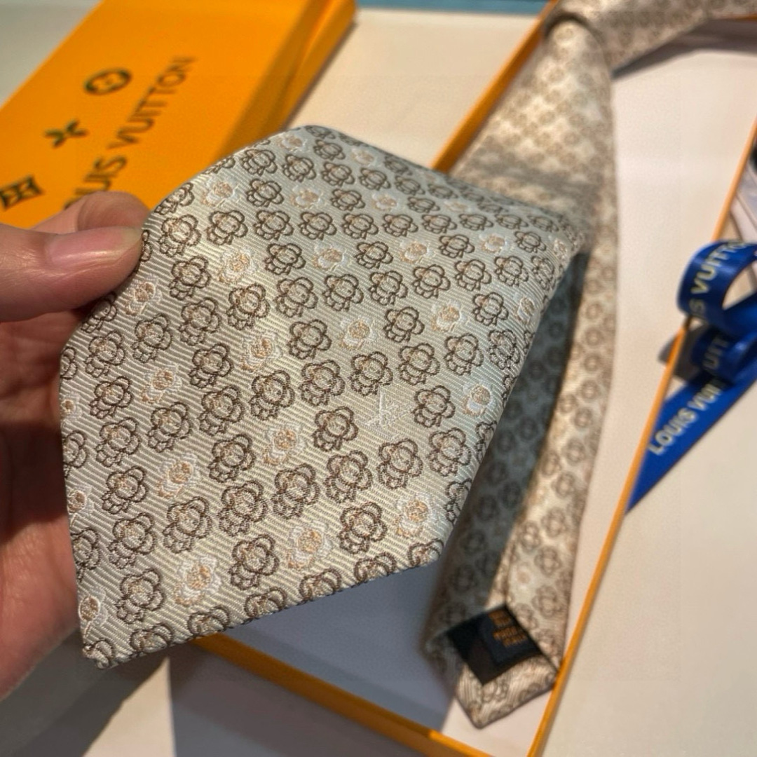 特价👏👏专柜同歩👔👔精致的小Logo提花，低调奢华大气的配色，这款领带将Lv标志性的Damier图案以同