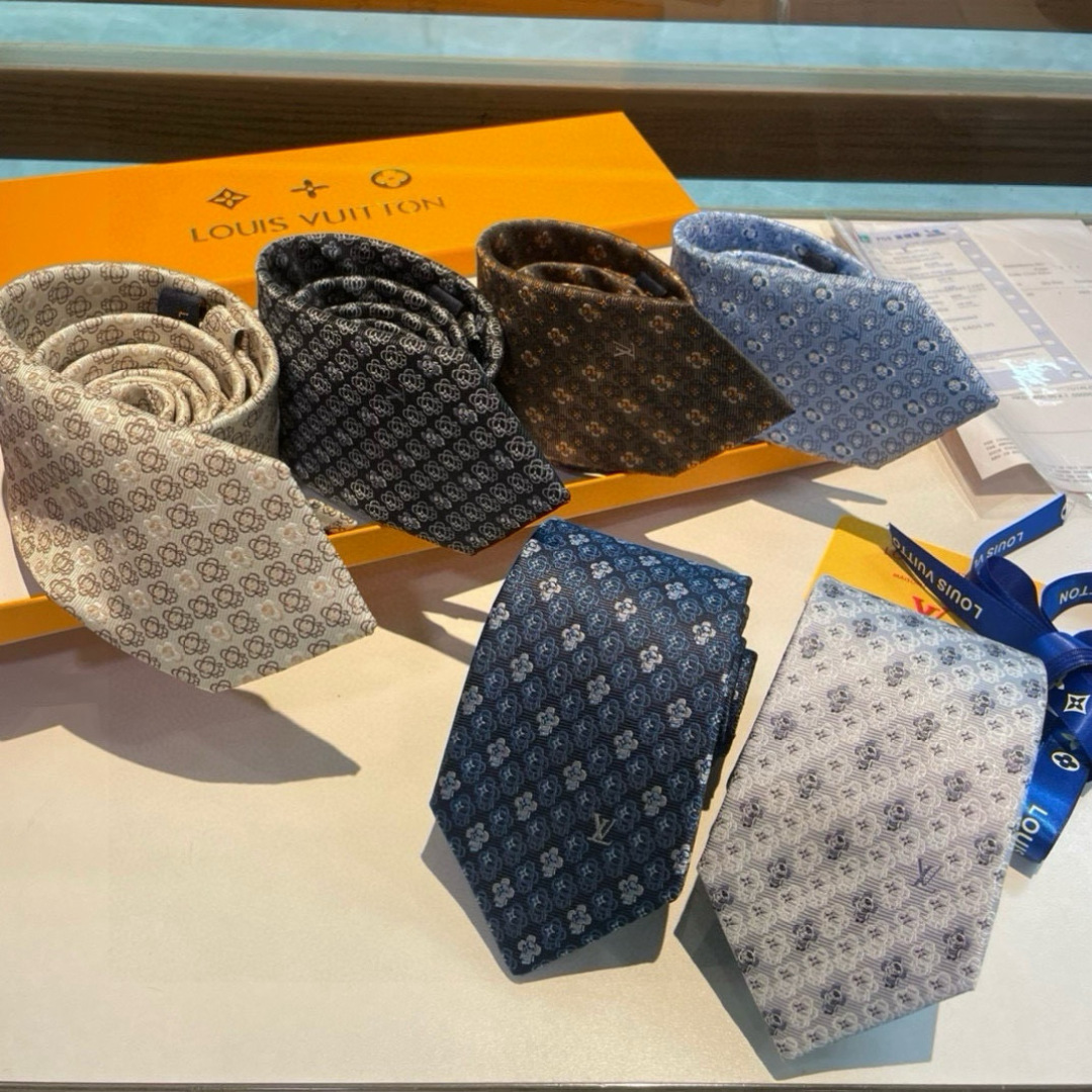 特价👏👏专柜同歩👔👔精致的小Logo提花，低调奢华大气的配色，这款领带将Lv标志性的Damier图案以同
