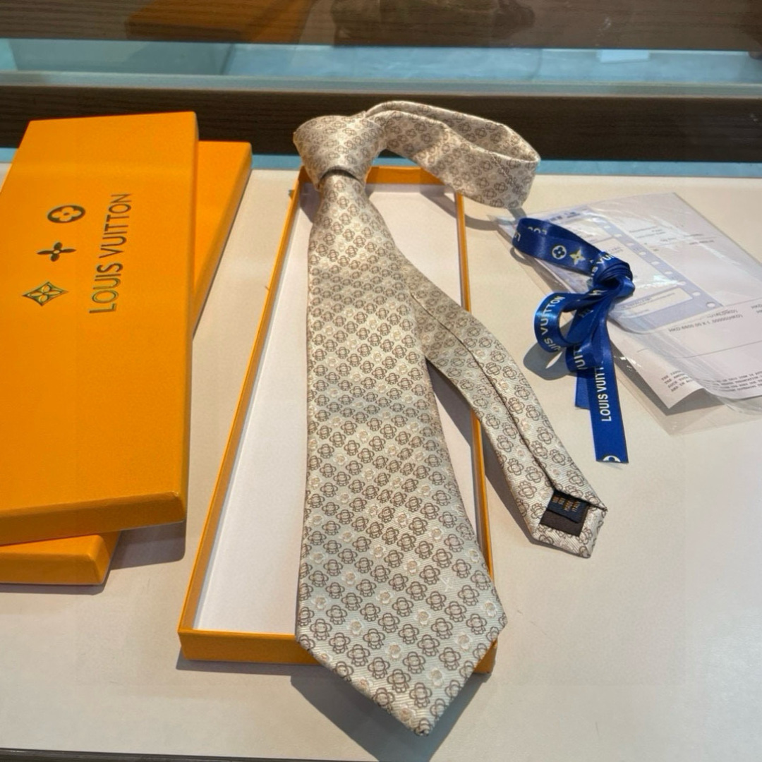 特价👏👏专柜同歩👔👔精致的小Logo提花，低调奢华大气的配色，这款领带将Lv标志性的Damier图案以同