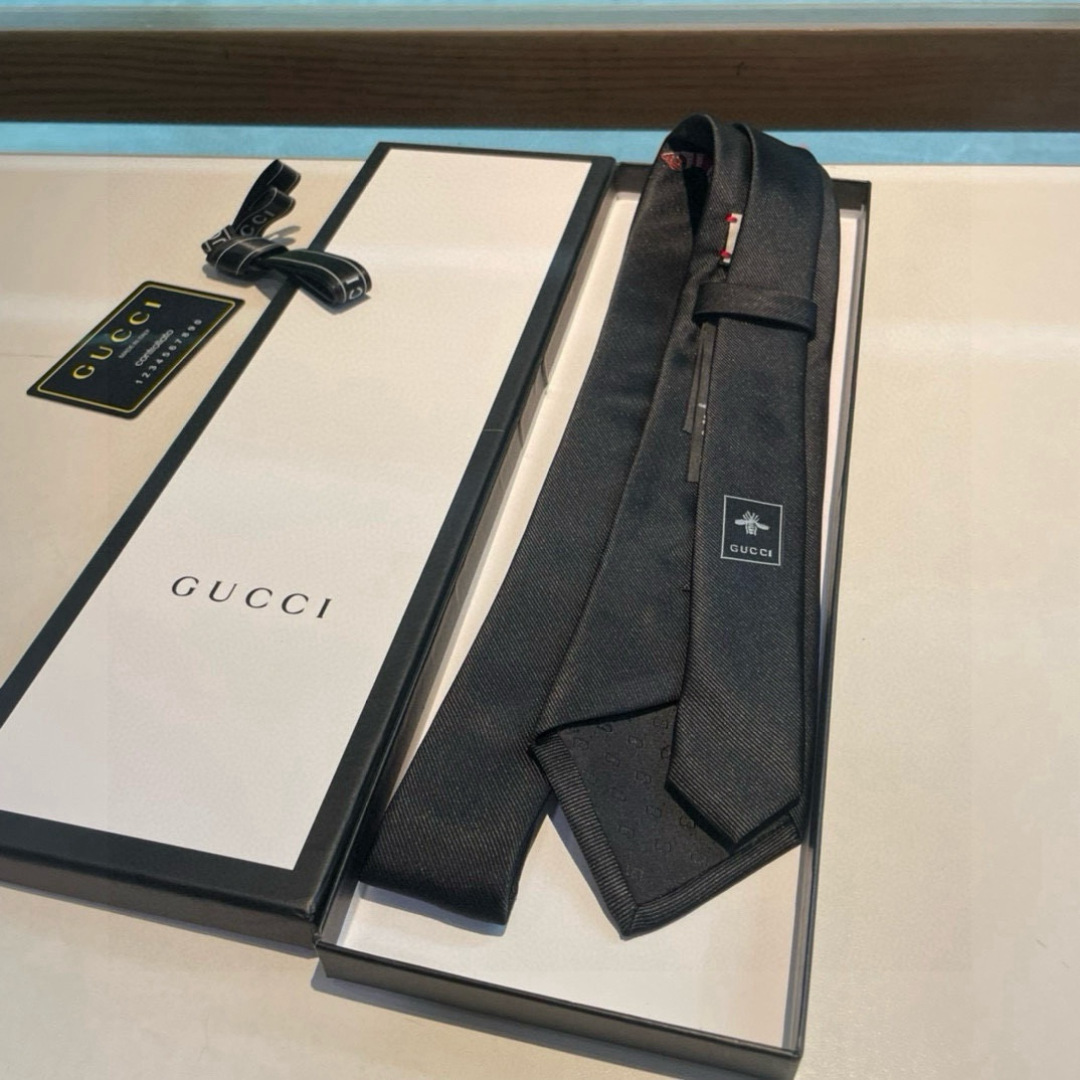特价 G家男士领带系列👔👔，稀有采用经典主题动物绣花展现精湛手工与时尚优雅的理想选择，这款领带将标志性完
