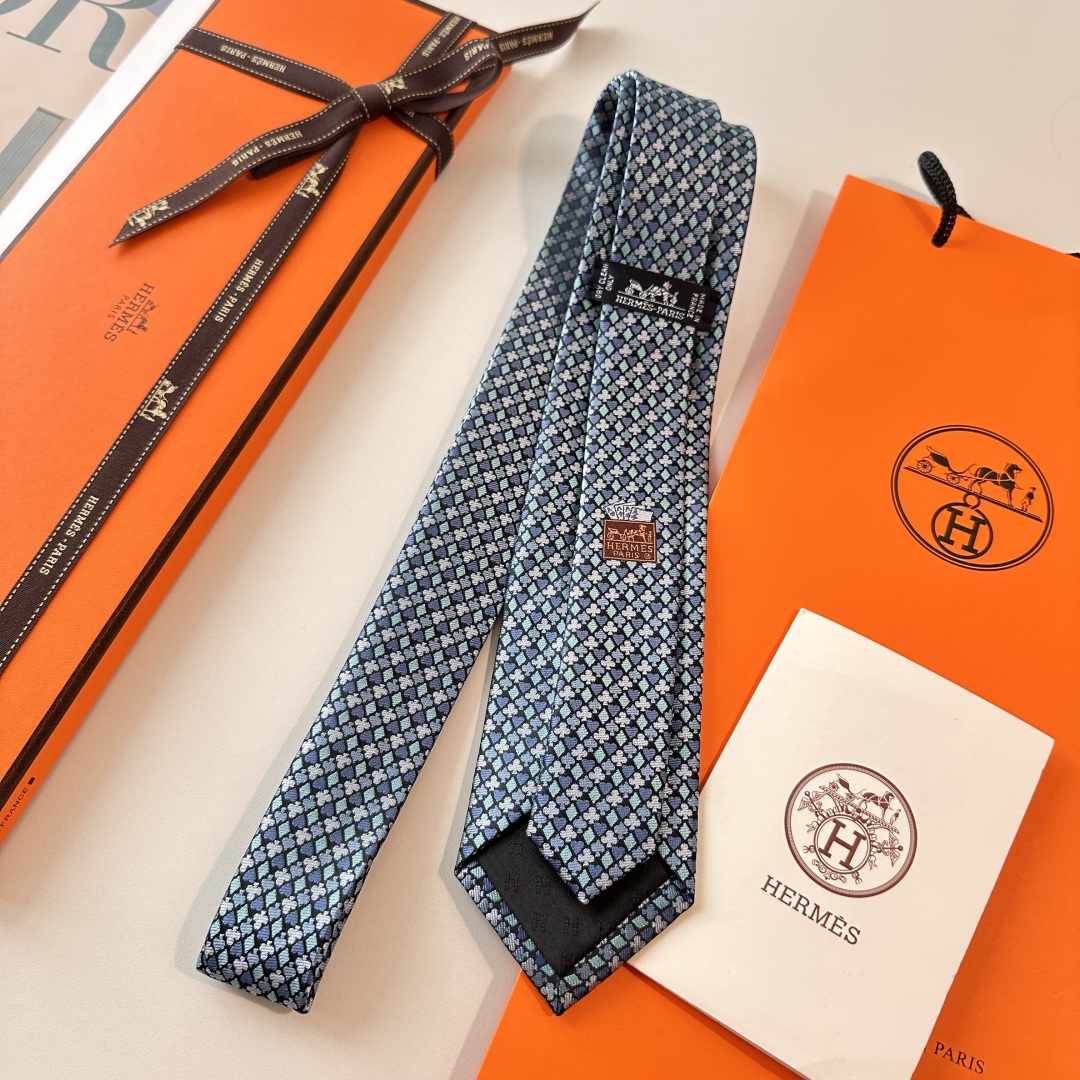 特价特  《纸牌游戏》爱马仕领带是每位男士衣橱中不可或缺的单品，也是一段故事的起源。仅有一条规则：享受佩