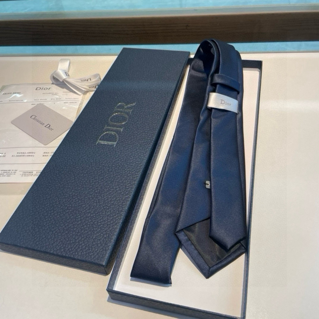特价 爆款到👏👏Do家新款领带  👔👔Dior男士【D家LOGO系列领带】，稀有😻😻展现精湛手工与时尚优