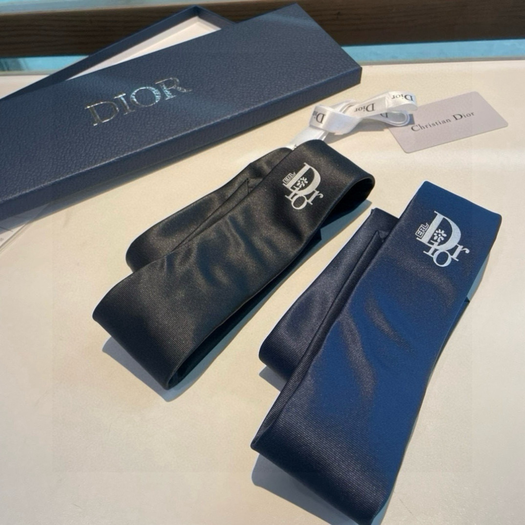 特价 爆款到👏👏Do家新款领带  👔👔Dior男士【D家LOGO系列领带】，稀有😻😻展现精湛手工与时尚优