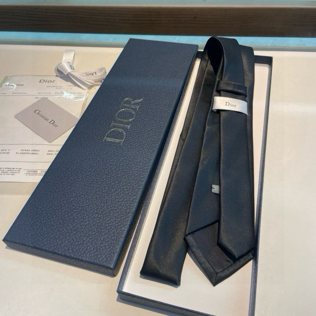 特价 爆款到👏👏Do家新款领带  👔👔Dior男士【D家LOGO系列领带】，稀有😻😻展现精湛手工与时尚优