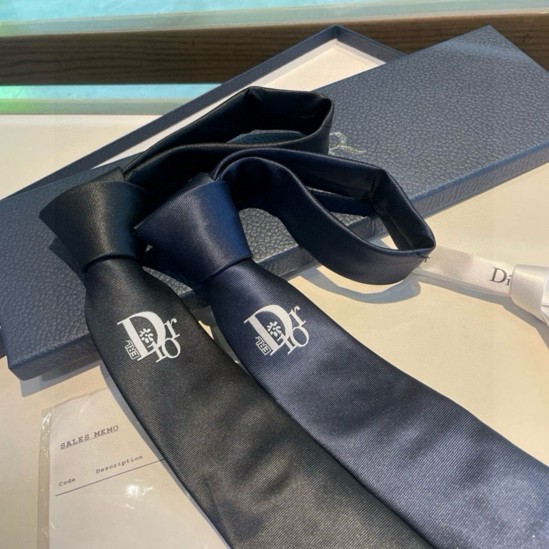 特价 爆款到👏👏Do家新款领带  👔👔Dior男士【D家LOGO系列领带】，稀有😻😻展现精湛手工与时尚优