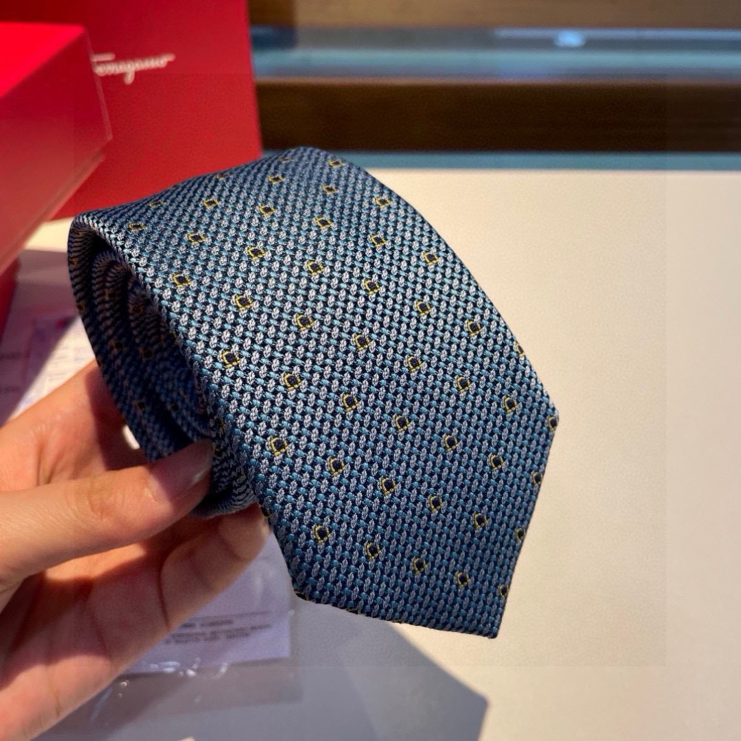 特价特 配包装  菲拉格慕男士新款领带系列👔👔，让男士可以充分展示自己个性。100%顶级斜纹真丝手工定制