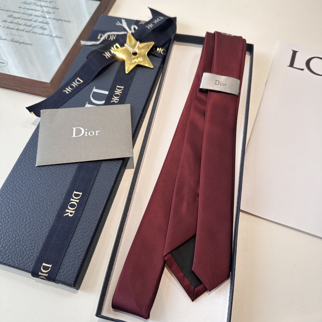 特价特 爆款到👏👏Do家新款领带  👔👔Dior男士【D家简约logo系列领带】，稀有😻😻展现精湛手工与