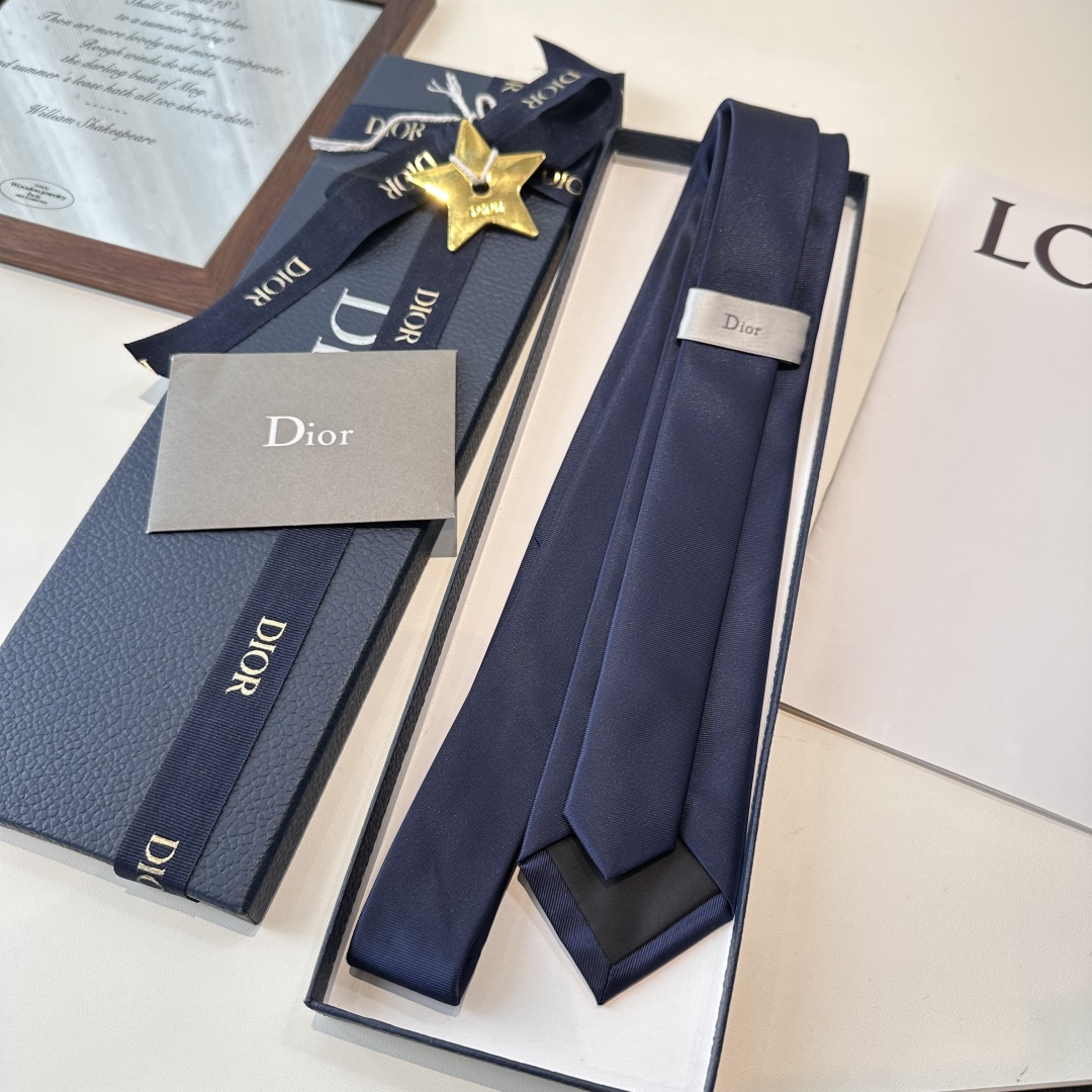 特价特 爆款到👏👏Do家新款领带  👔👔Dior男士【D家简约logo系列领带】，稀有😻😻展现精湛手工与
