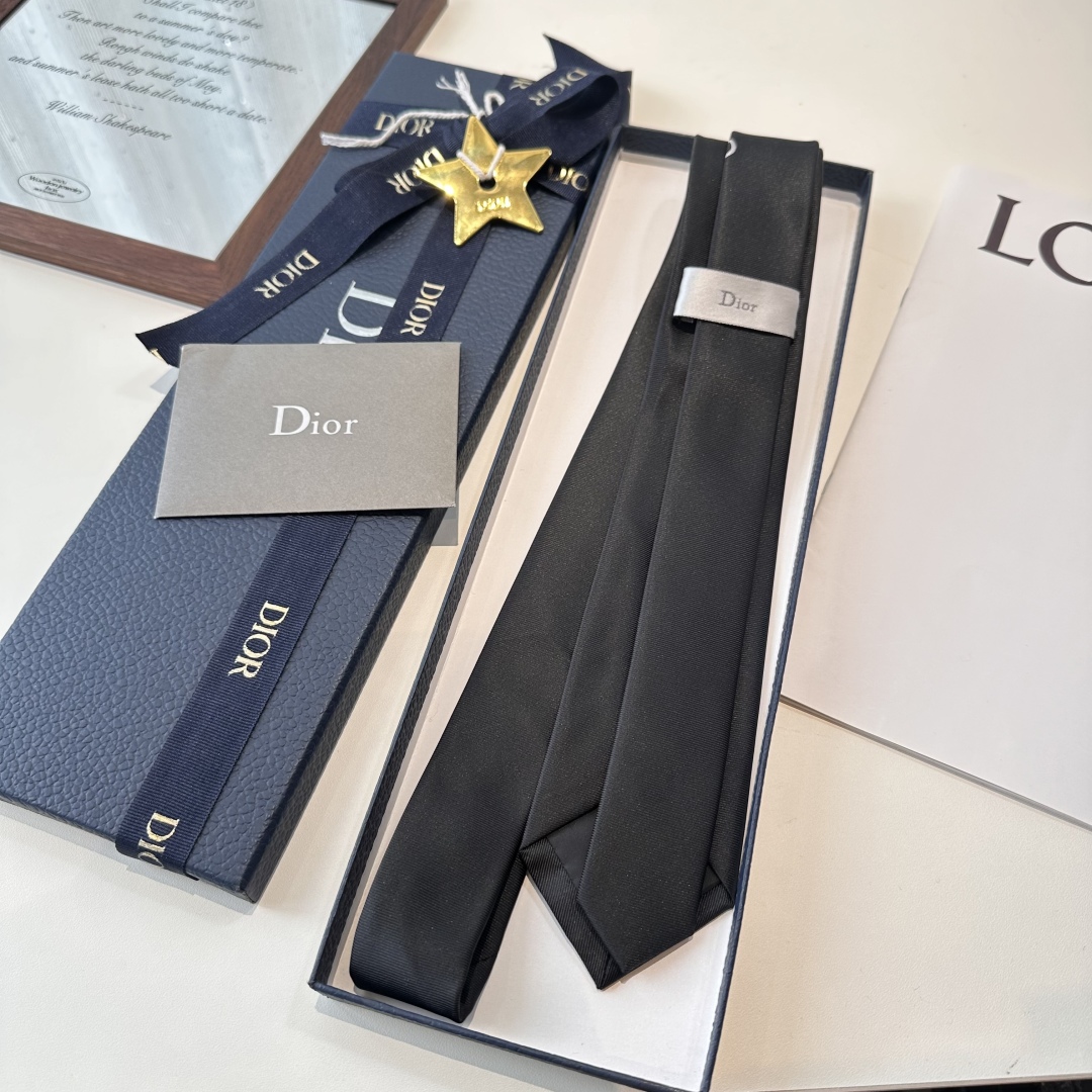 特价特 爆款到👏👏Do家新款领带  👔👔Dior男士【D家简约logo系列领带】，稀有😻😻展现精湛手工与
