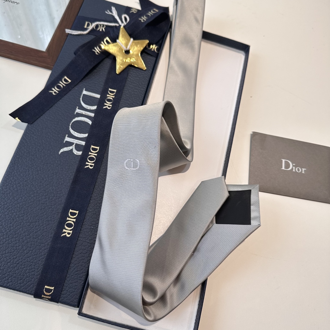特价特 爆款到👏👏Do家新款领带  👔👔Dior男士【D家简约logo系列领带】，稀有😻😻展现精湛手工与