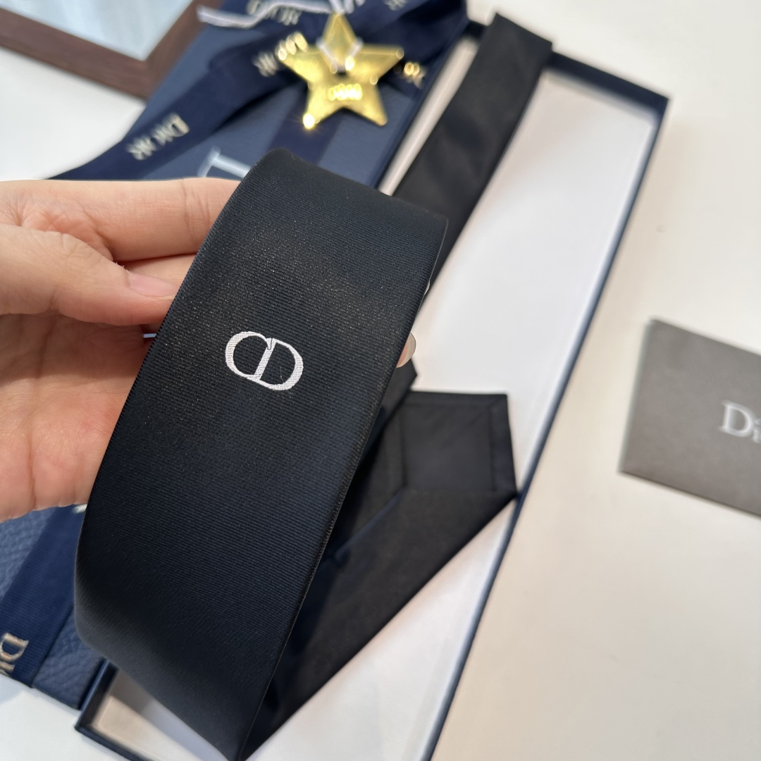 特价特 爆款到👏👏Do家新款领带  👔👔Dior男士【D家简约logo系列领带】，稀有😻😻展现精湛手工与
