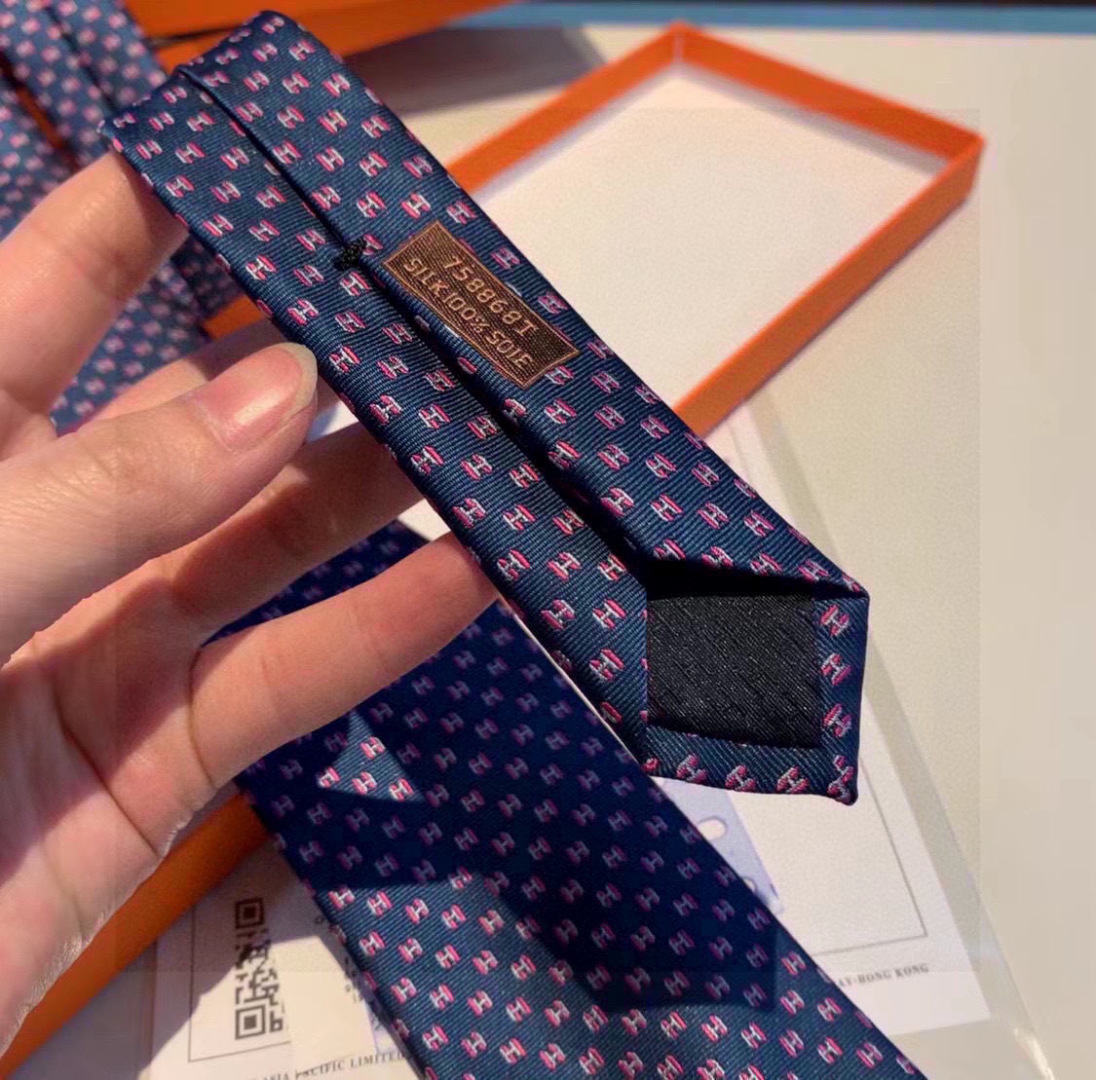 特价爱马仕H字母男士新款领带系列👔👔，让男士可以充分展示自己个性。100%顶级斜纹真丝手工定制‼