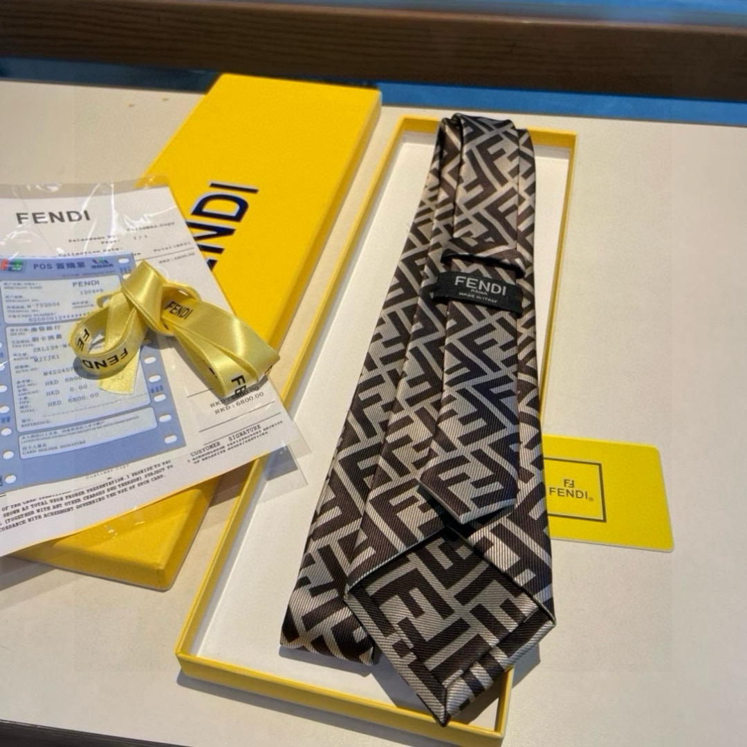 特价 新 👏👏 男士芬迪爆款领带👔👔，稀有😻😻展现精湛手工与时尚优雅的理想选择，这款采用F家最具标志性的