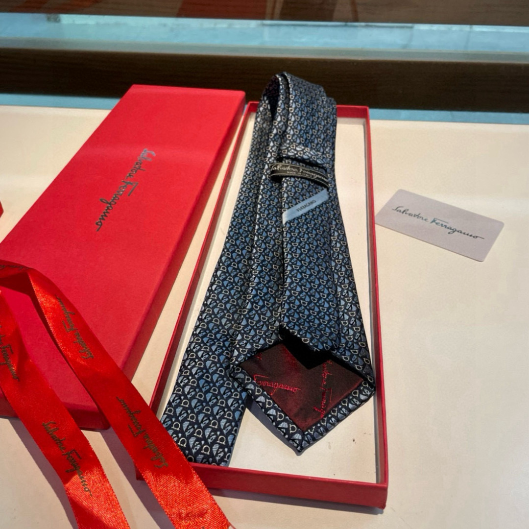 特价特价P 配包装  菲拉格慕男士新款领带系列👔👔，让男士可以充分展示自己个性。100%顶级斜纹真丝手工