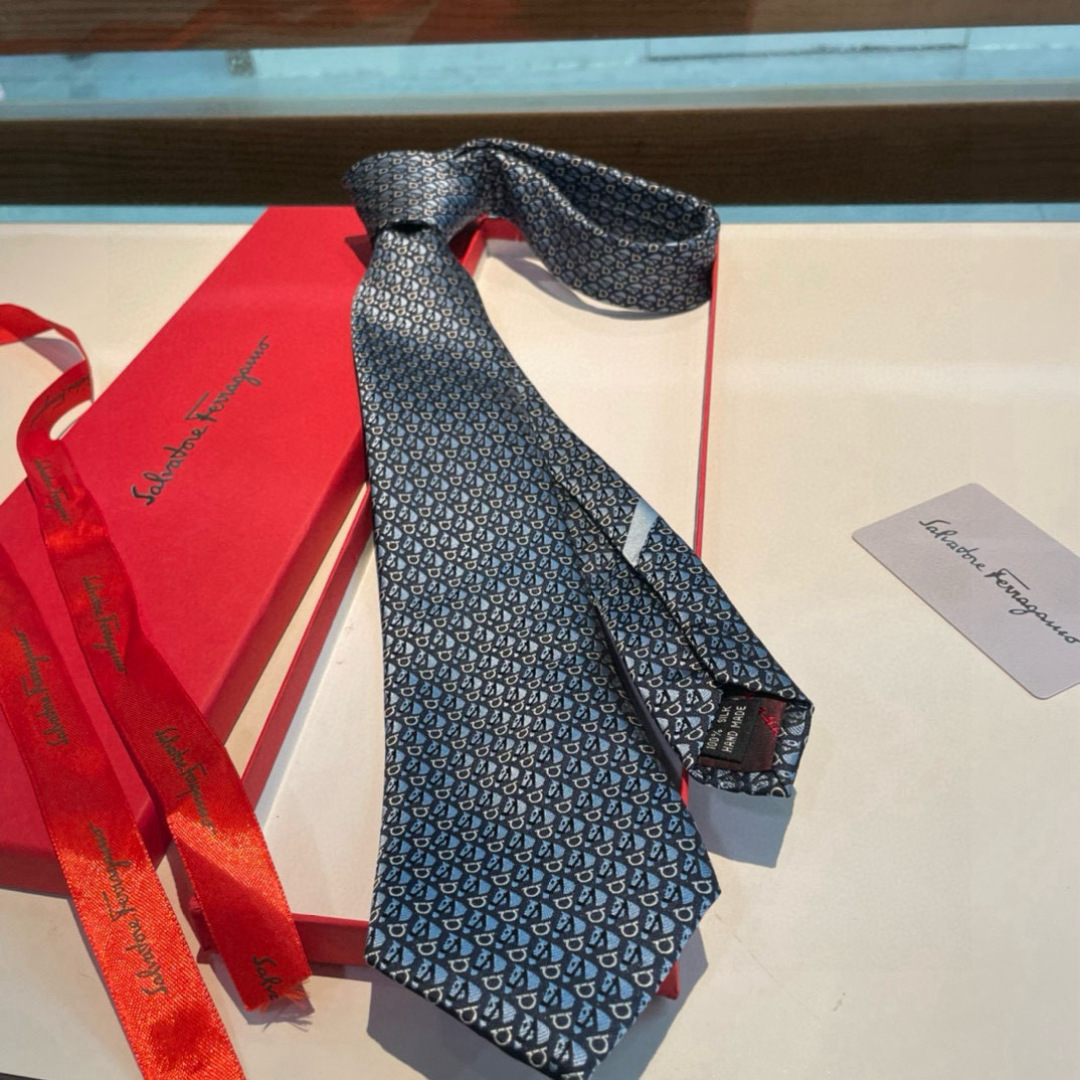 特价特价P 配包装  菲拉格慕男士新款领带系列👔👔，让男士可以充分展示自己个性。100%顶级斜纹真丝手工