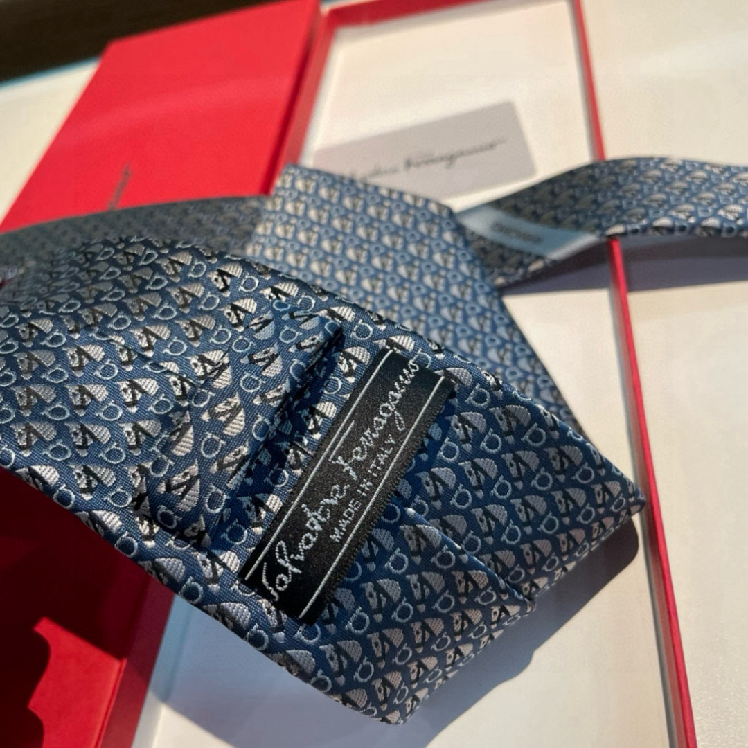 特价特价P 配包装  菲拉格慕男士新款领带系列👔👔，让男士可以充分展示自己个性。100%顶级斜纹真丝手工