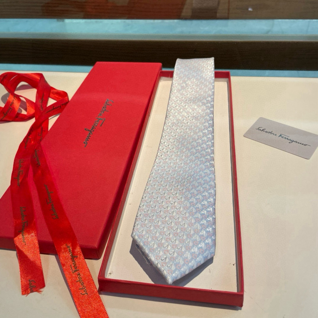 特价特价P 配包装  菲拉格慕男士新款领带系列👔👔，让男士可以充分展示自己个性。100%顶级斜纹真丝手工