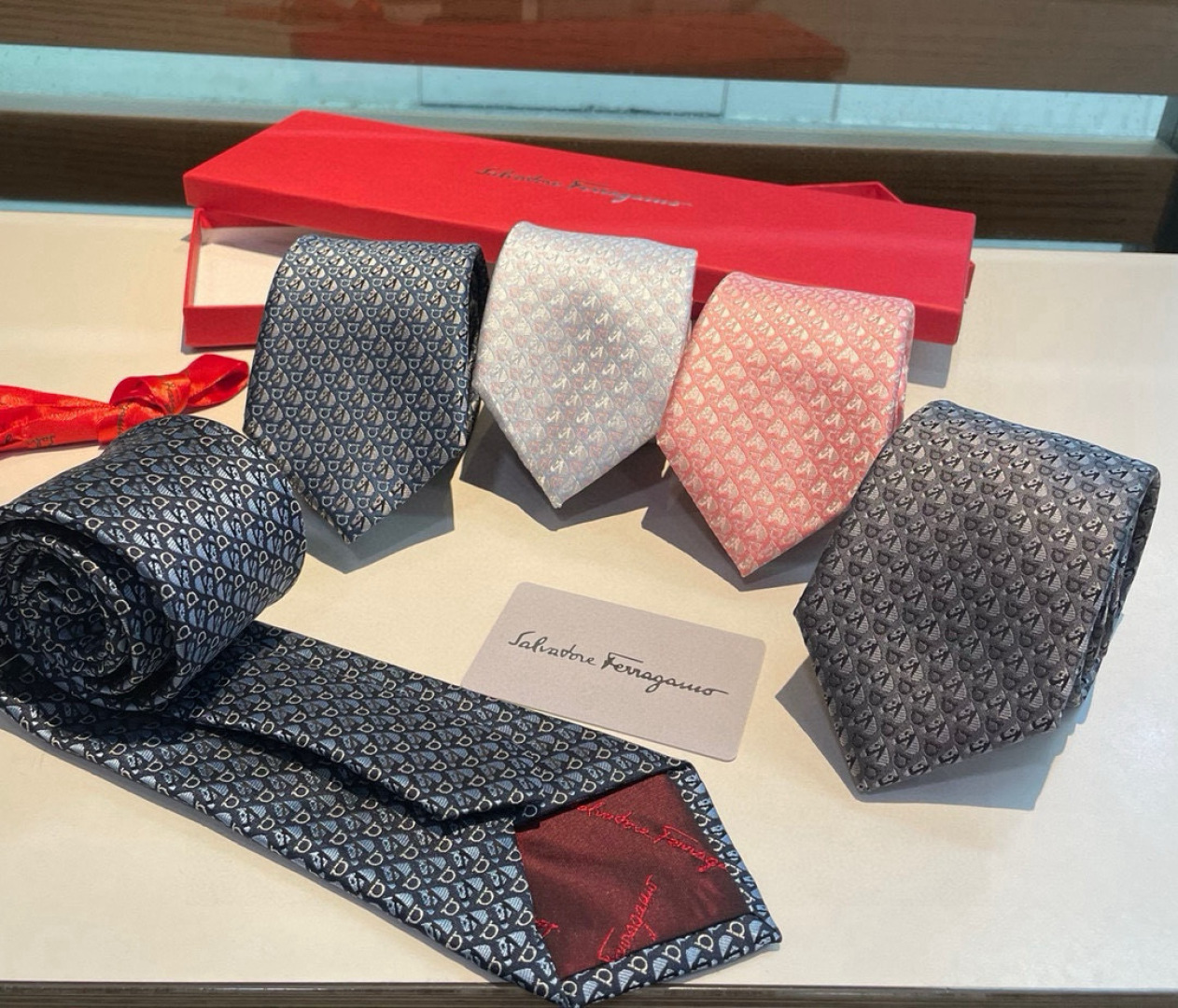 特价特价P 配包装  菲拉格慕男士新款领带系列👔👔，让男士可以充分展示自己个性。100%顶级斜纹真丝手工