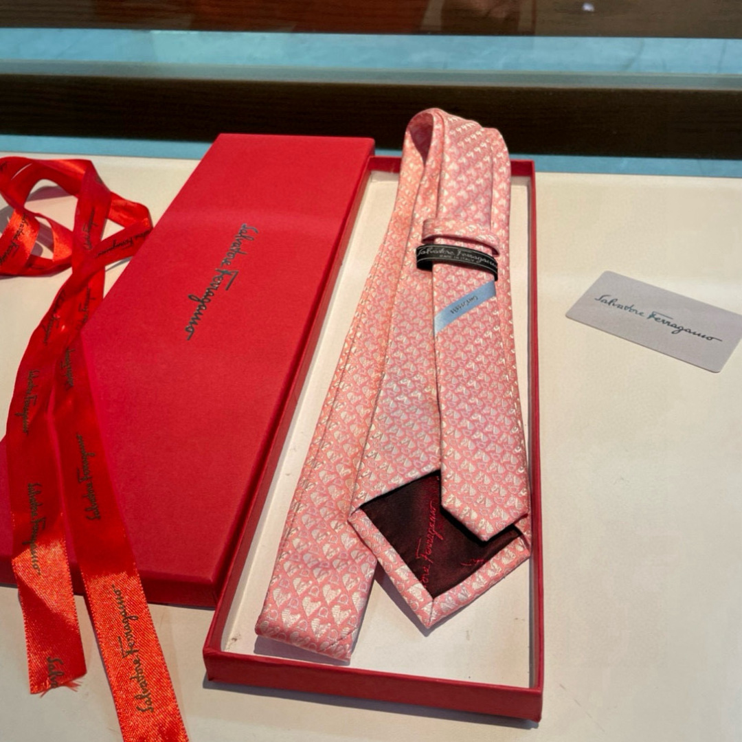 特价特价P 配包装  菲拉格慕男士新款领带系列👔👔，让男士可以充分展示自己个性。100%顶级斜纹真丝手工
