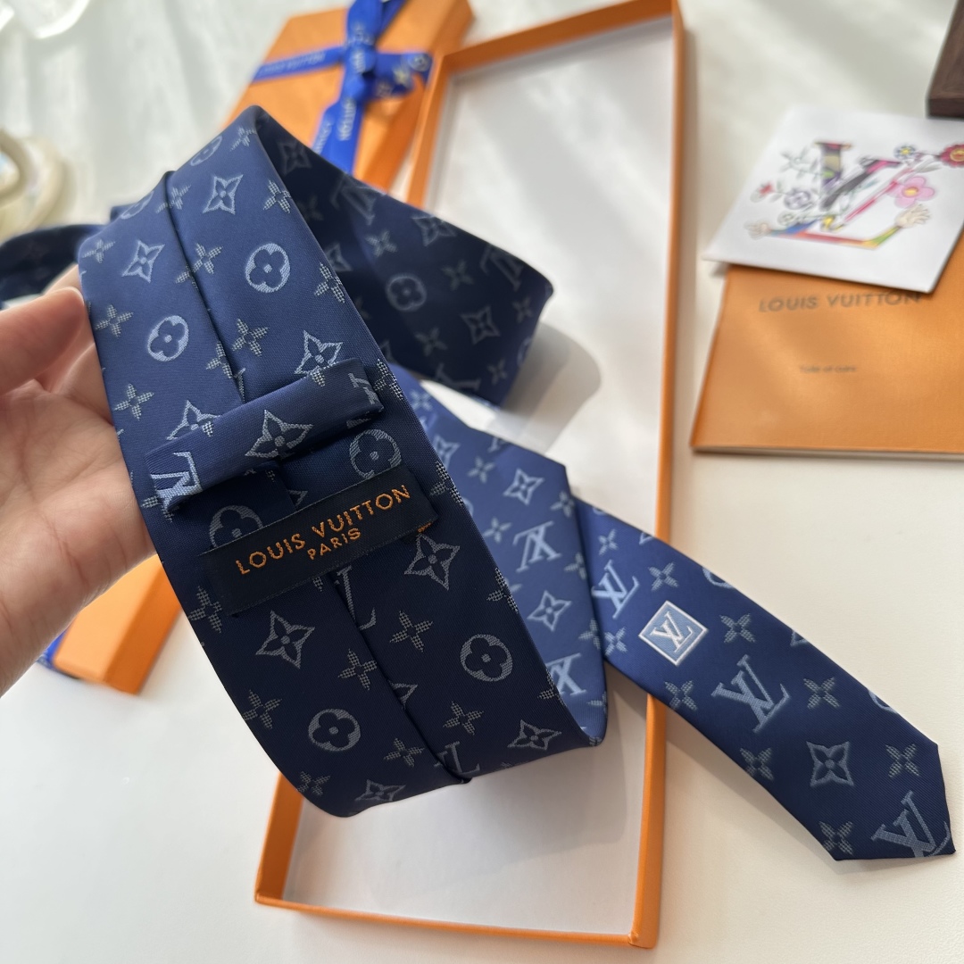 特价特 👏👏专柜同歩👔👔精致的小Logo提花，低调奢华大气的配色，这款领带将Lv标志性的Damier图案