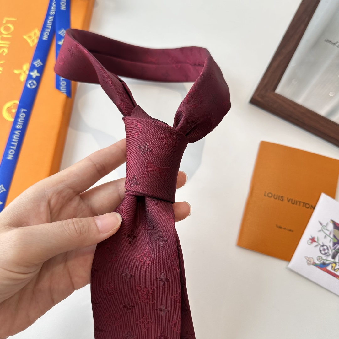 特价特 👏👏专柜同歩👔👔精致的小Logo提花，低调奢华大气的配色，这款领带将Lv标志性的Damier图案