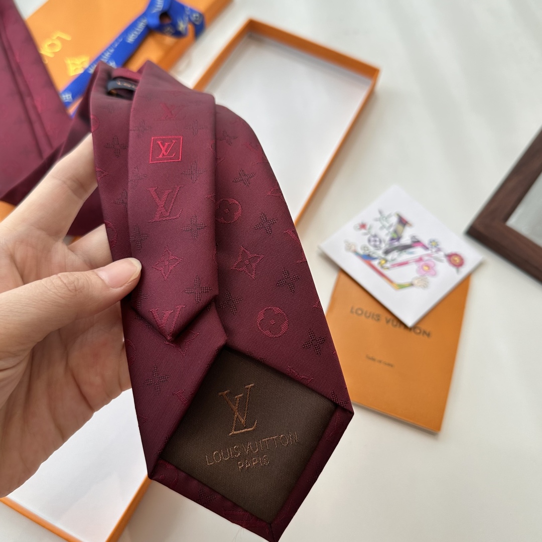 特价特 👏👏专柜同歩👔👔精致的小Logo提花，低调奢华大气的配色，这款领带将Lv标志性的Damier图案