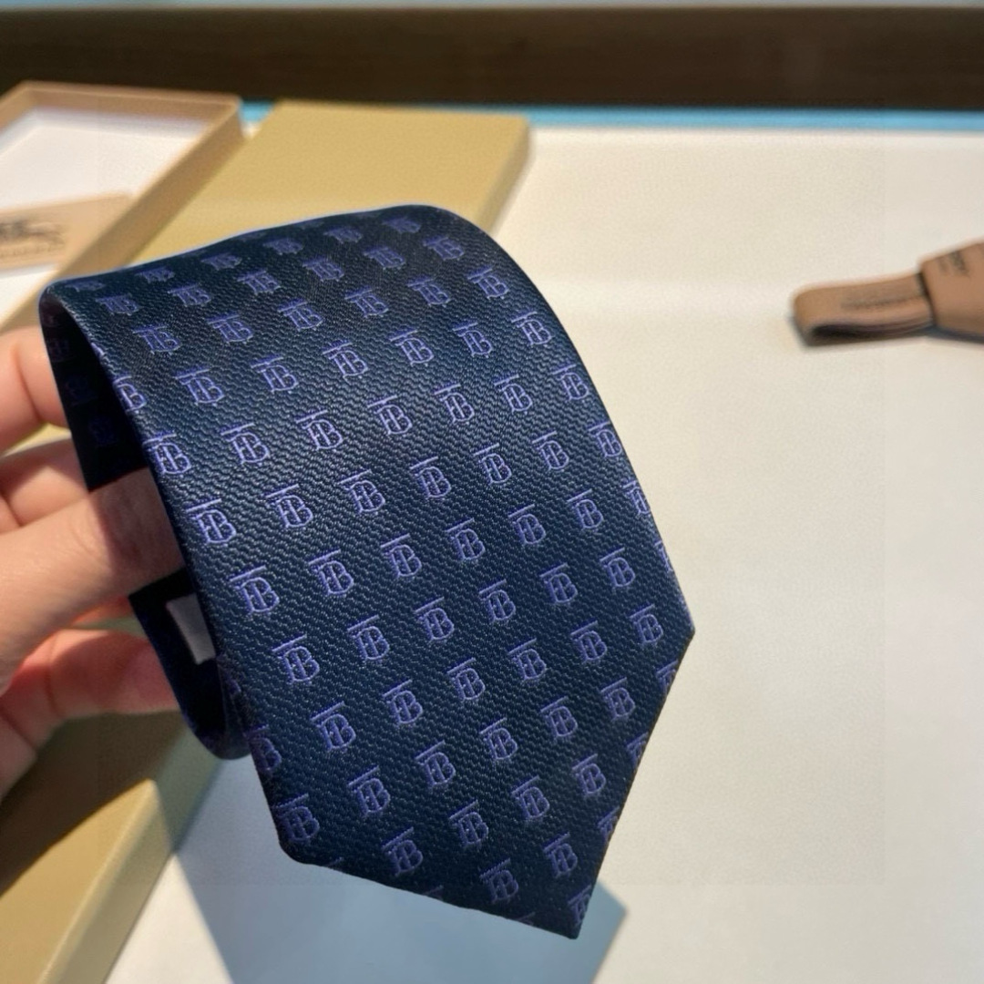 特价👏B家专柜同步领带出货啦‼️‼️ 巴宝莉男士👔👔，稀有😻😻展现精湛手工与时尚优雅的理想选择，以最经典