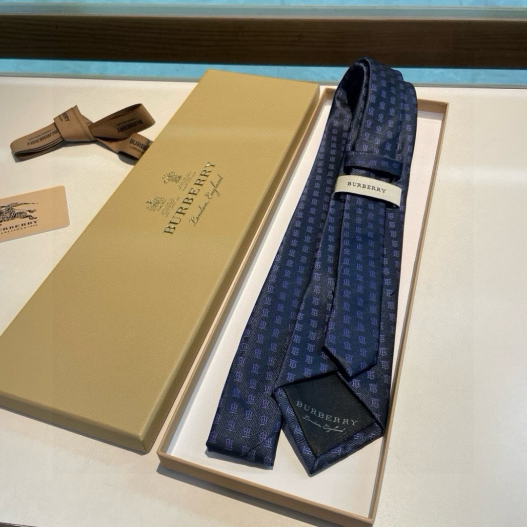 特价👏B家专柜同步领带出货啦‼️‼️ 巴宝莉男士👔👔，稀有😻😻展现精湛手工与时尚优雅的理想选择，以最经典
